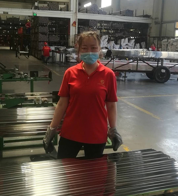 喜有沃不銹鋼管廠家質檢工郭愛蘭 喜有沃不銹鋼管廠家質檢工郭愛蘭