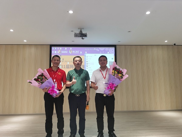 佛山不銹鋼管廠家喜有沃董事長與單帥總經理 佛山不銹鋼管廠家喜有沃董事長與單帥總經理