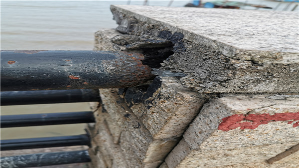 鐵質護欄生銹斷裂污染環境 鐵質護欄生銹斷裂污染環境