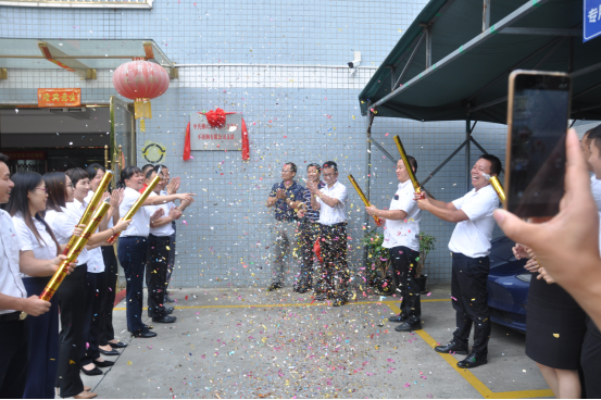 喜有沃黨支部揭牌儀式在禮花和大家熱烈的掌聲中圓滿完成。 喜有沃黨支部揭牌儀式在禮花和大家熱烈的掌聲中圓滿完成。