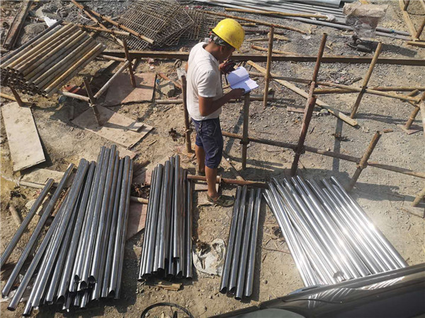 施工人員查看護欄圖紙 施工人員查看護欄圖紙