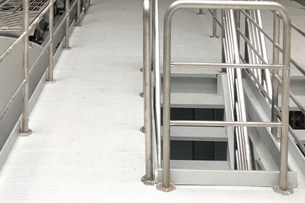 深圳地鐵304不銹鋼管護欄項目現場實拍 深圳地鐵304不銹鋼管護欄項目現場實拍