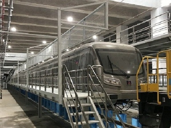 深圳地鐵304不銹鋼管護欄項目現場實拍 深圳地鐵304不銹鋼管護欄項目現場實拍