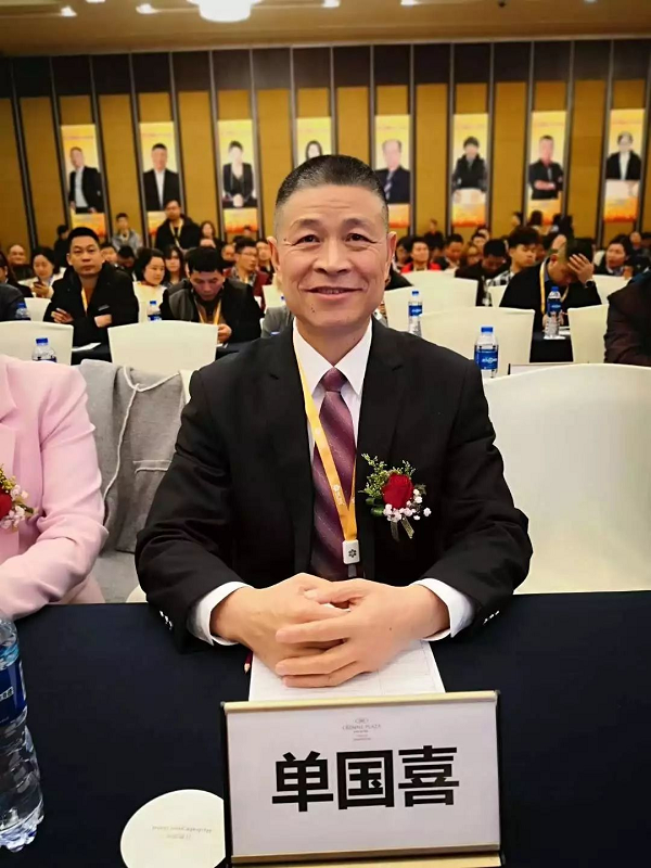 喜有沃不銹鋼董事長單總 喜有沃不銹鋼董事長單總